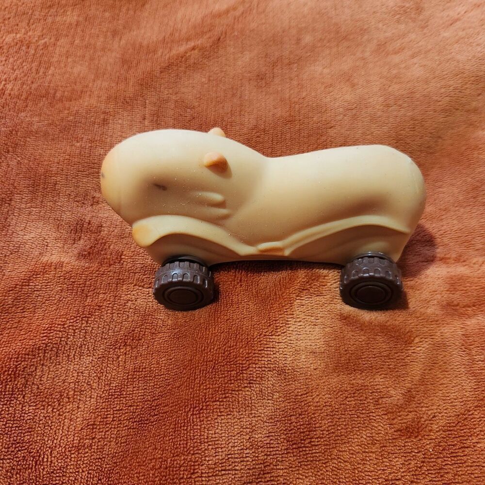 Stress Relief Squeeze Toy Car Capybara Stretchy Silicone. New - Picture 3 of 9